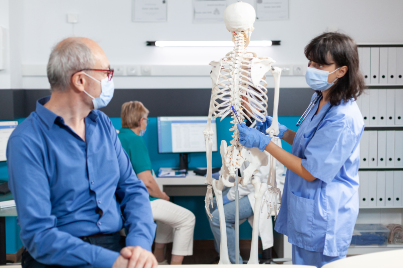 Chiro Boucherville Une personne qui reçoit un examen de chiropratique